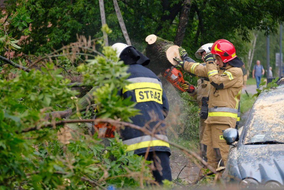 W związku z burzami bez prądu ponad 17 tys. odbiorców; strażacy interweniowali ponad 400 razy