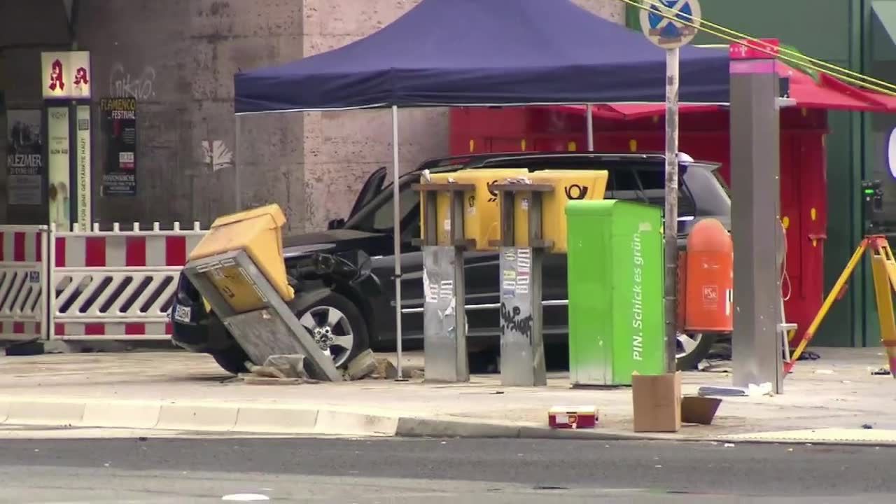 Rozpędzone auto wjechało w pieszych w Berlinie. Siedem osób rannych