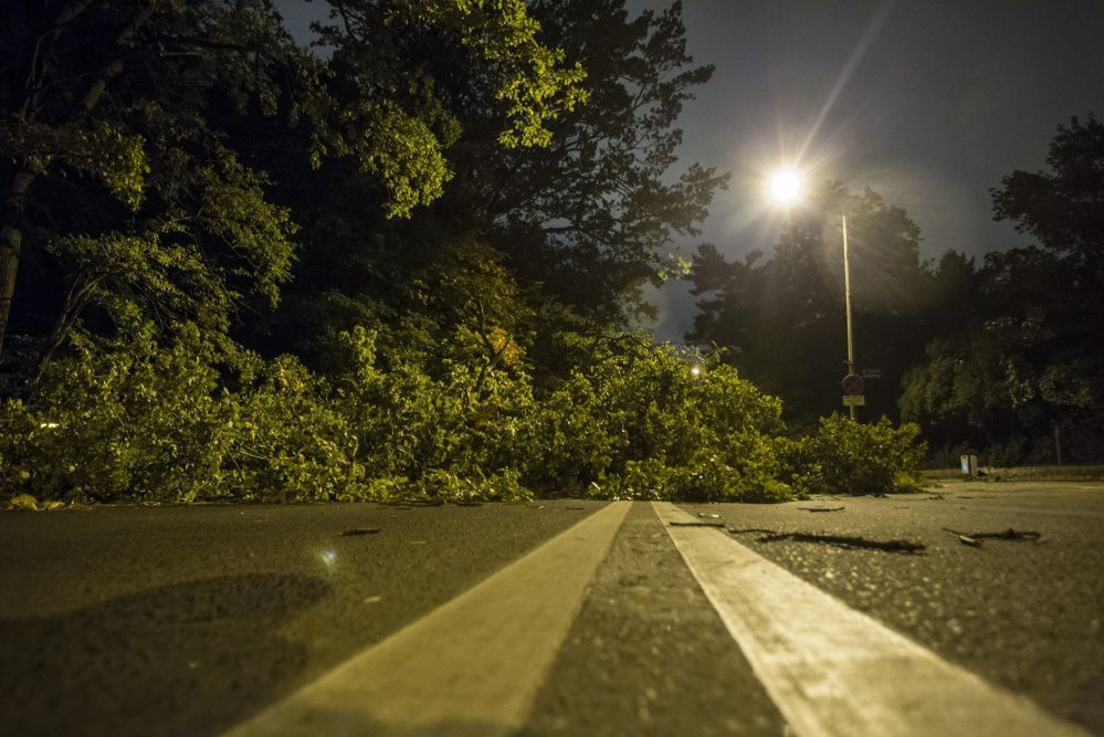 Strażacy podjęli 688 interwencji w kraju, ponad 9 tys. gospodarstw bez prądu