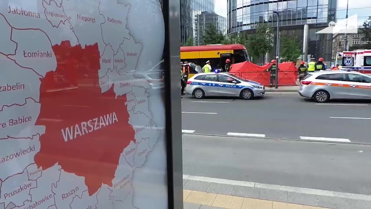 Pieszy potrącony przez tramwaj w Warszawie. W ciężkim stanie trafił do szpitala