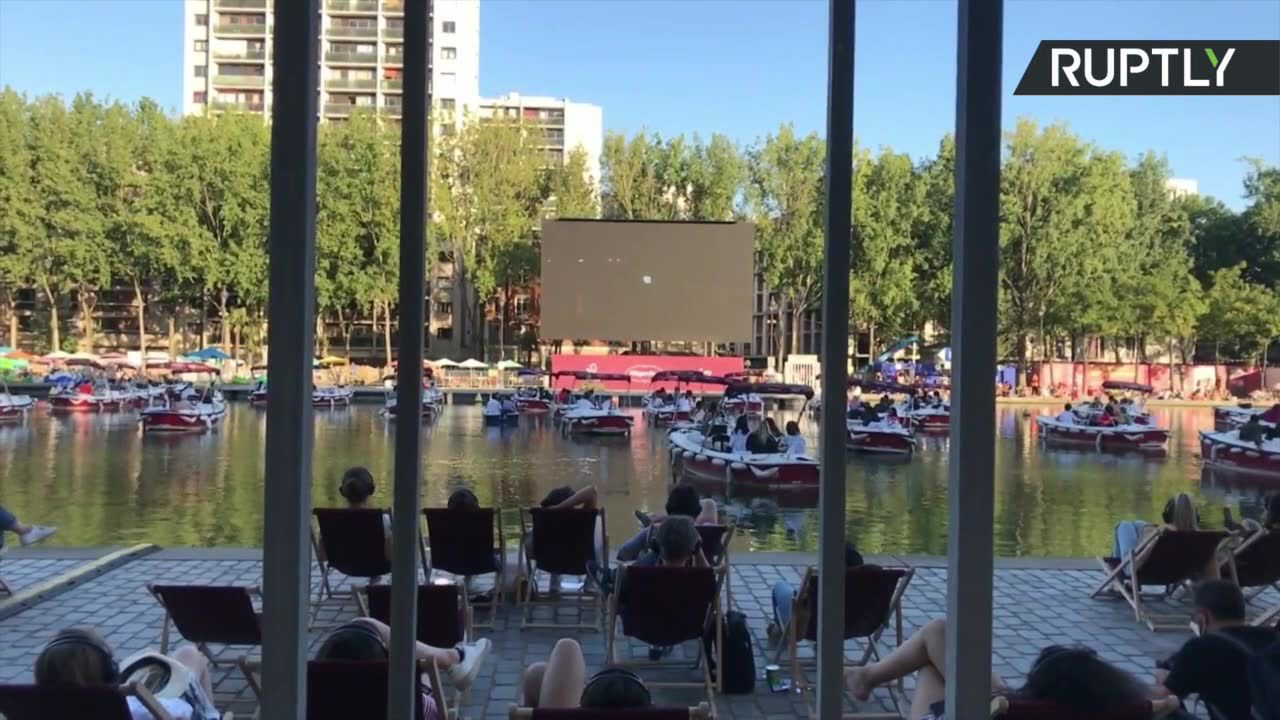 W Paryżu uruchomiono kino na wodzie. Widzowie mogą oglądać filmy z łodzi na Sekwanie