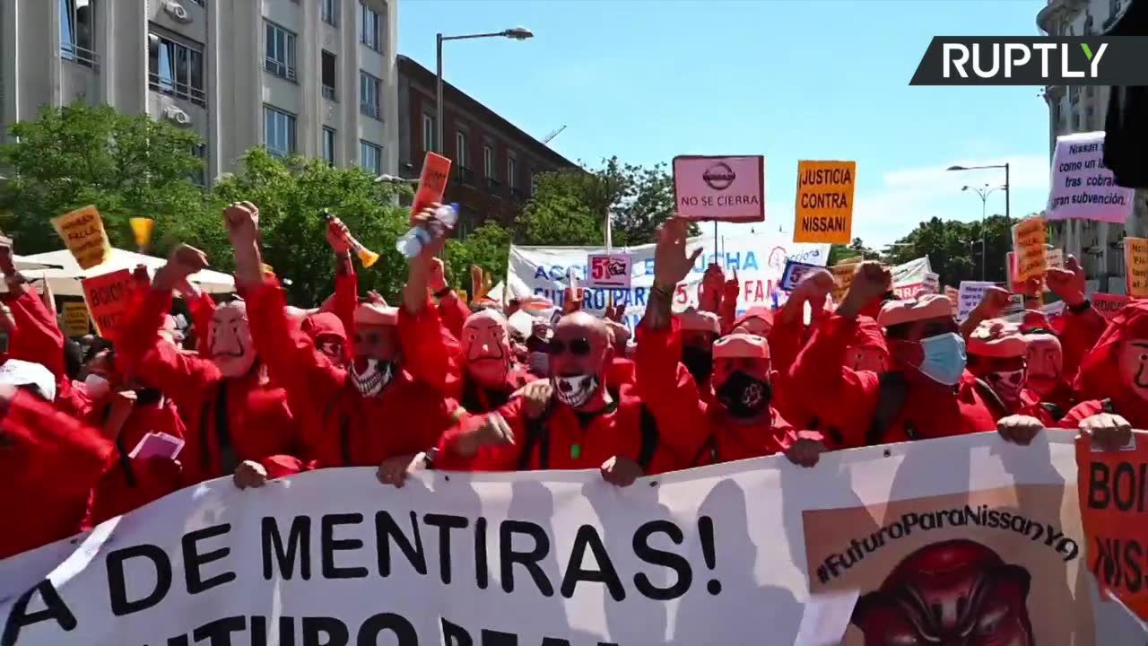 Protest przeciwko zamknięciu fabryki Nissana w Barcelonie. Pracownicy byli ubrani w stroje znane z serialu “Dom z papieru”