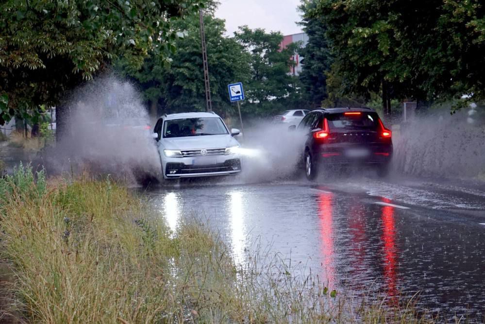 IMGW ostrzega: burze z gradem na południu i wschodzie kraju