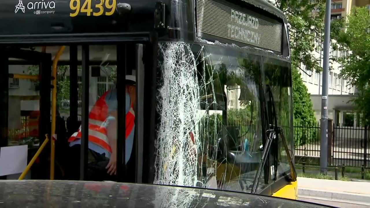 Autobus uszkodził trzy zaparkowane auta. Kierowca był pod wpływem metamfetaminy