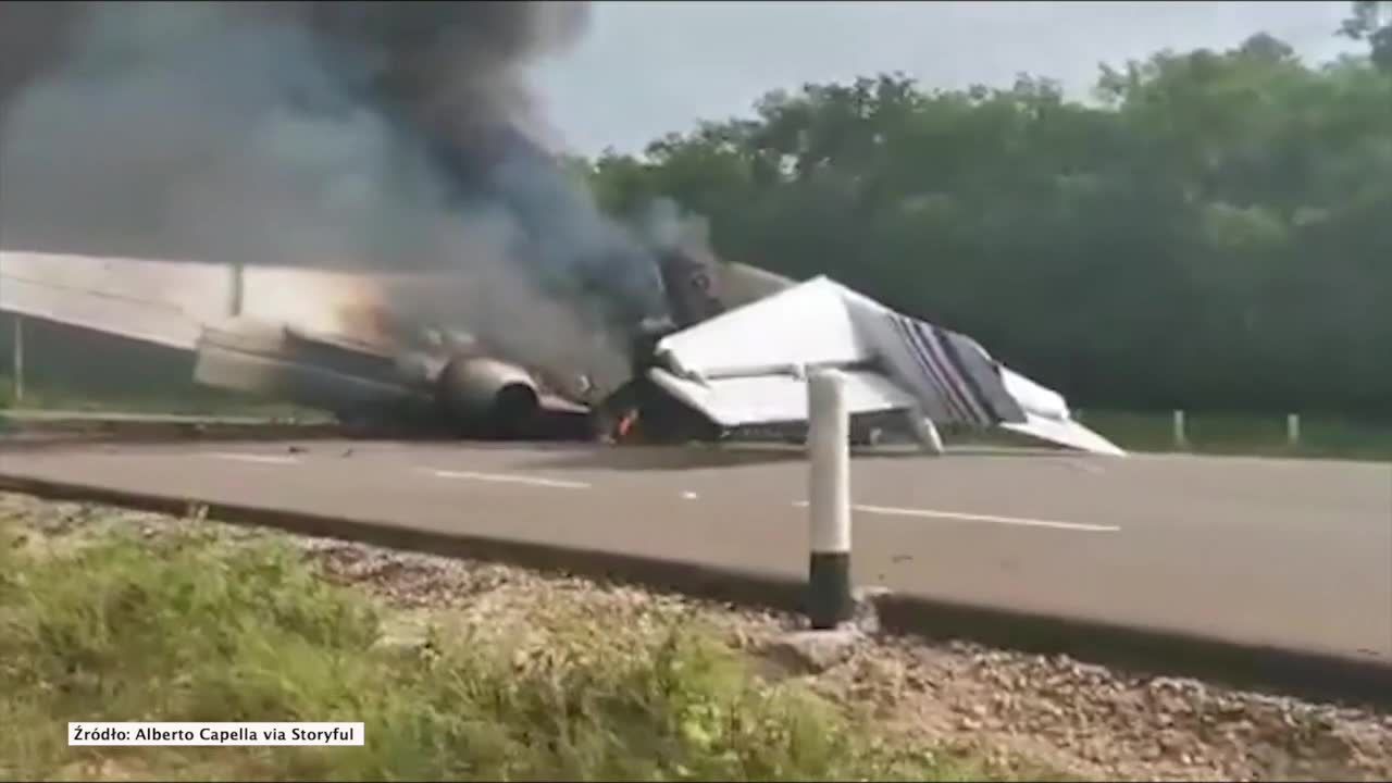 Meksyk: Samolot, którym miały być przemycane narkotyki, wylądował na autostradzie. Maszyna stanęła w płomieniach