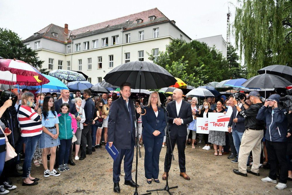 Trzaskowski: rządzący skazują szpitale powiatowe na zamknięcie