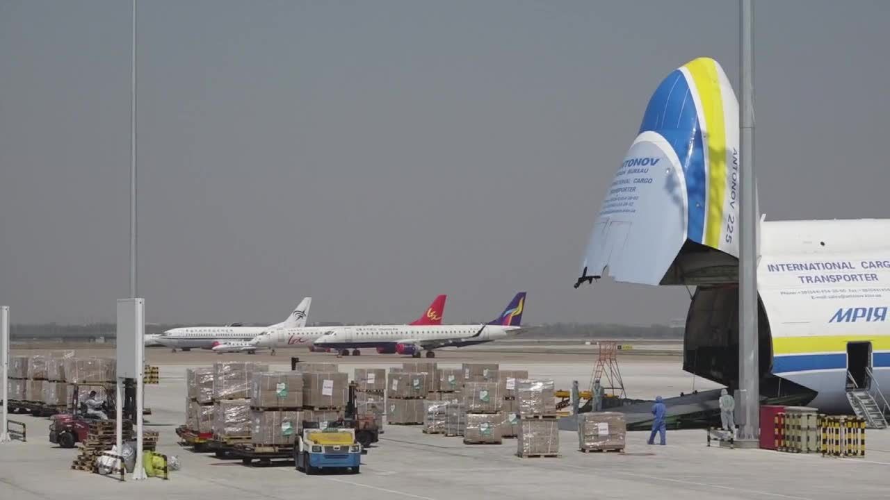 Największy samolot transportowy świata wylądował na Okęciu. Przywiózł tony sprzętu ochronnego