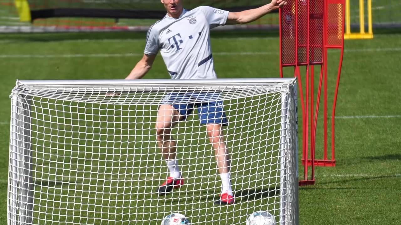 Robert Lewandowski już strzela, choć na razie na treningach. Piłkarze Bayernu ćwiczyli celność, uderzając na małe bramki
