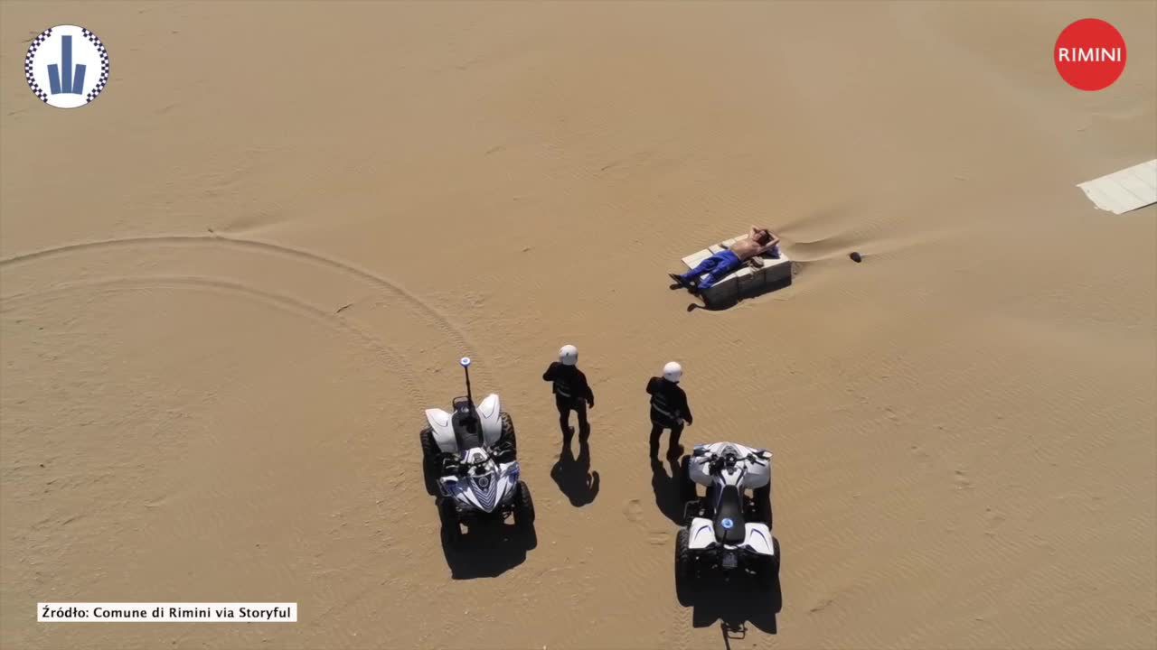 Włoska policja patroluje plażę w Rimini z wykorzystaniem drona i quadów