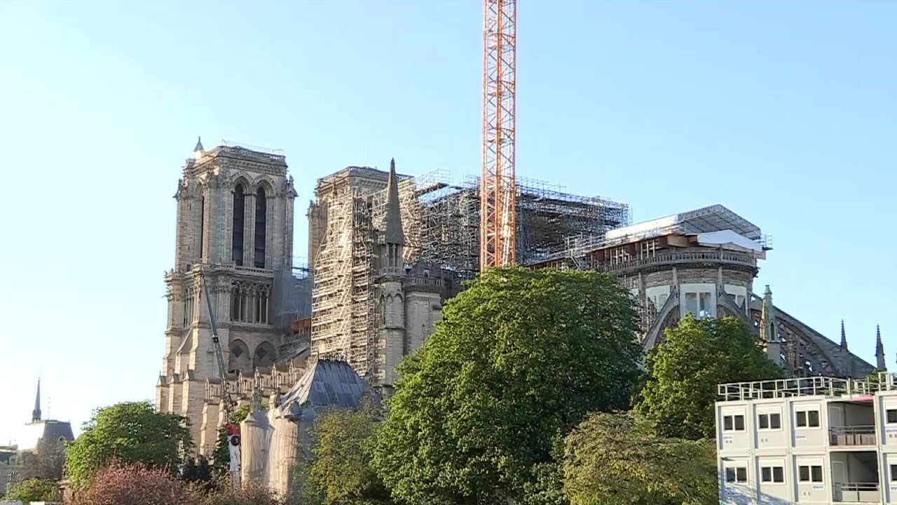 W Paryżu zabrzmiał dzwon katedry Notre Dame. Pierwsza rocznica pożaru