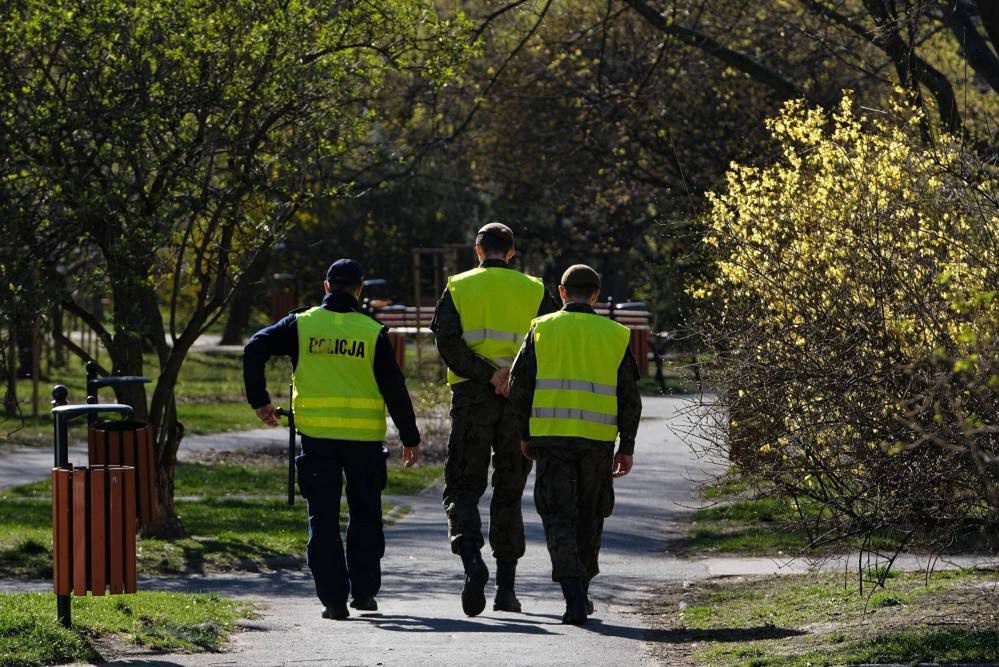 Ostatniej doby policjanci sprawdzili prawie 73 tys. osób na kwarantannie; 200 naruszeń