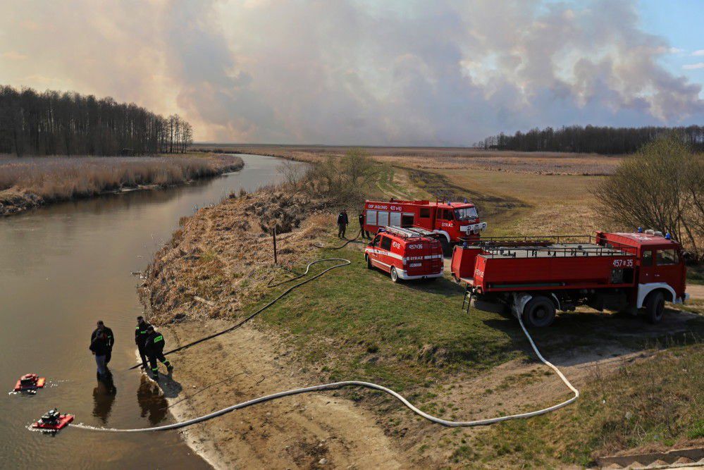 Pożar w Biebrzańskim PN – w akcji m.in. cztery samoloty i śmigłowiec LP