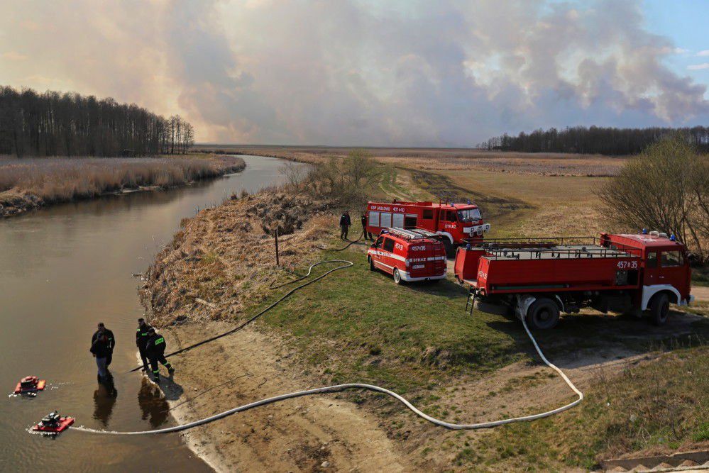 Pożar w Biebrzańskim PN – w akcji m.in. cztery samoloty i śmigłowiec LP