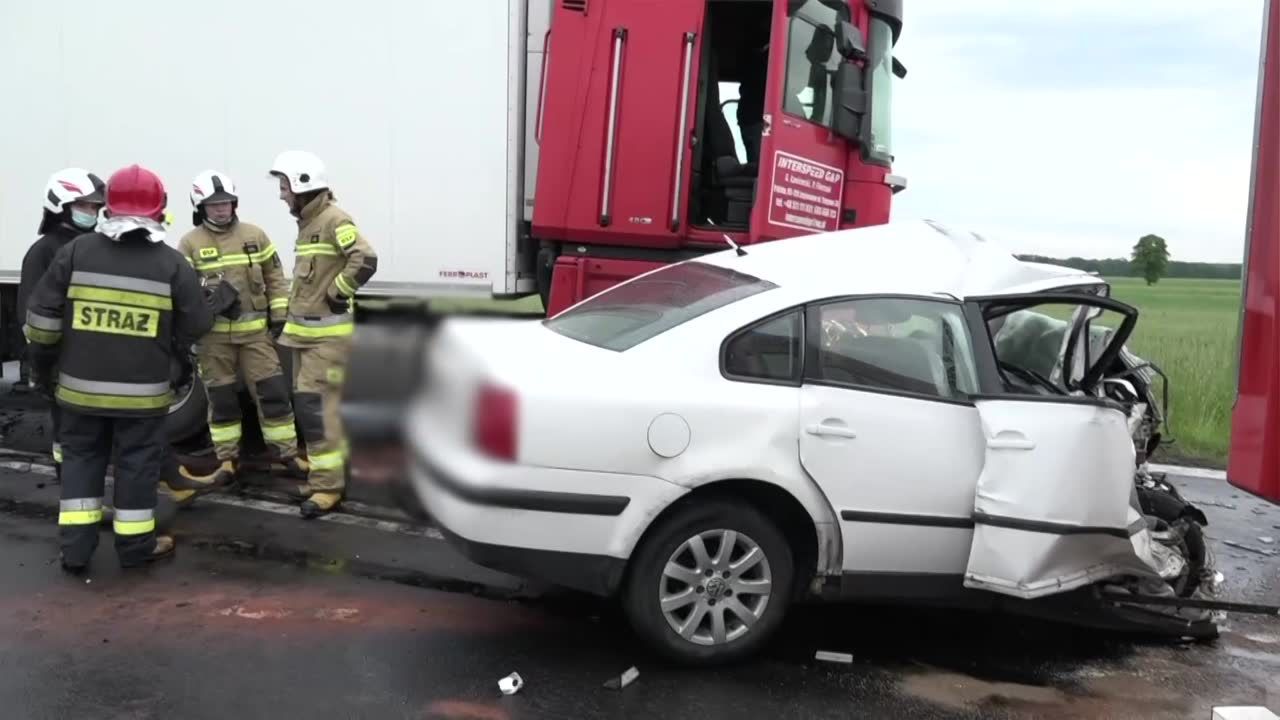 Zjechał na przeciwległy pas wprost pod ciężarówkę. 22-latek zginął na miejscu