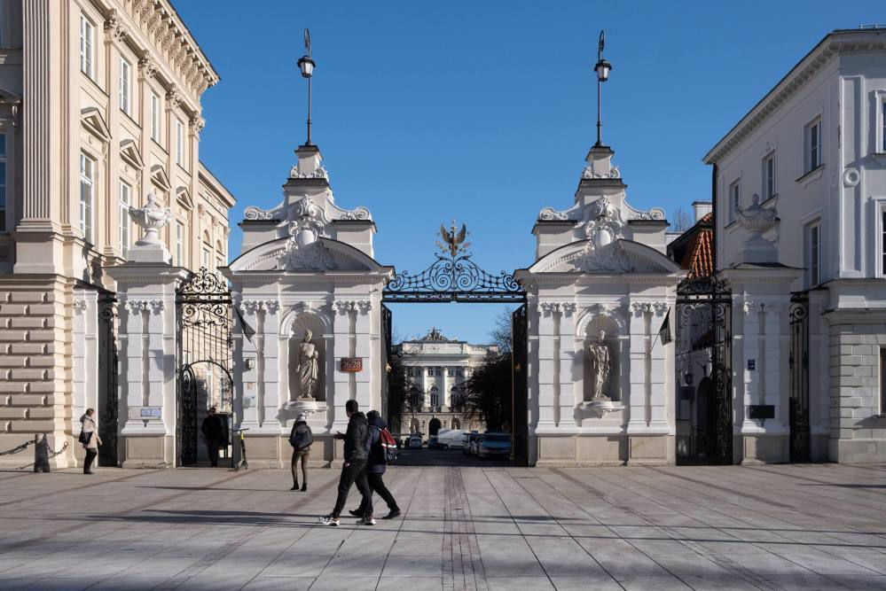 Maski, wietrzenie i odstępy – część uczelni przywraca pierwsze zajęcia stacjonarne