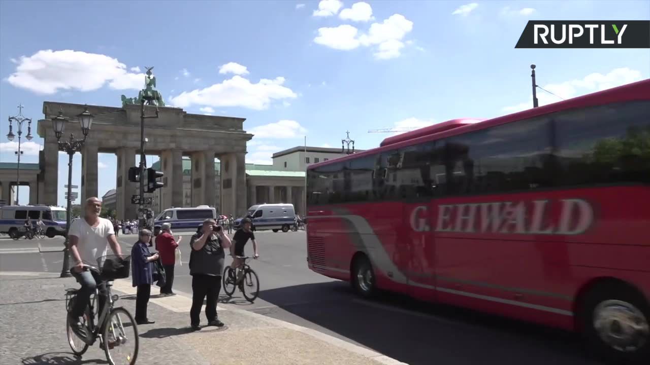 Protest przewoźników autokarowych i touroperatorów w Berlinie. Domagają się rządowego wsparcia