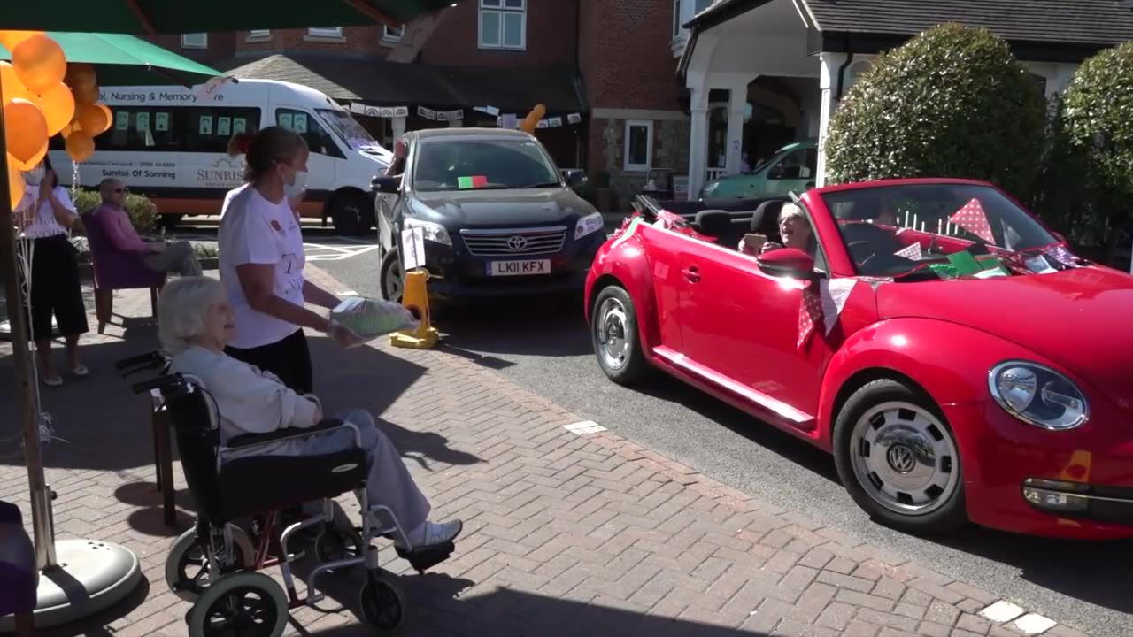 Brytyjski dom opieki umożliwił rodzinom pensjonariuszy… odwiedziny drive-thru. “To naprawdę cudowny pomysł”