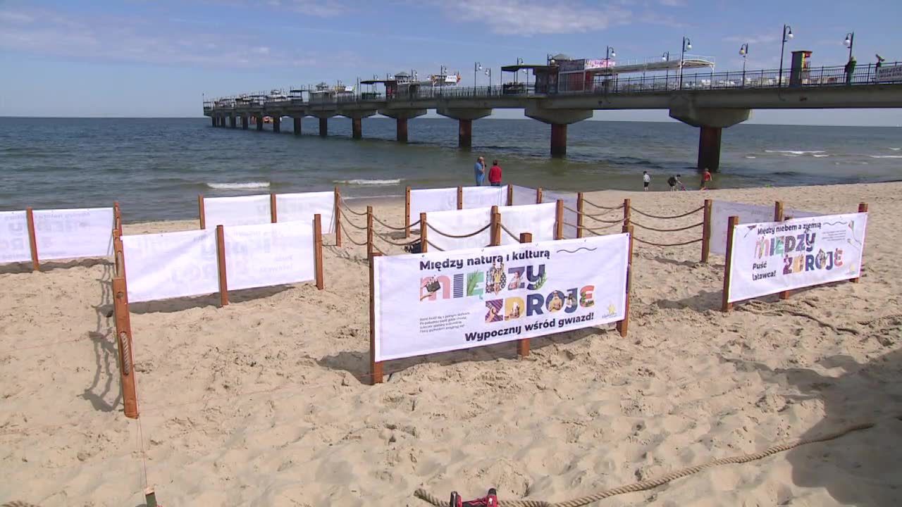 Plaża podzielona miejskimi parawanami w Międzyzdrojach. Ułatwienia w przestrzeganiu zasad dystansu społecznego