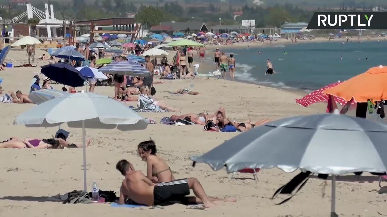 Tłumy Greków na plażach w Epanomi. Początek luzowania obostrzeń