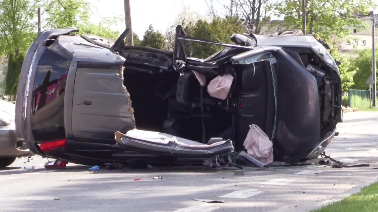Dwie osoby nie żyją, trzy ranne. Policja szuka sprawcy wypadku w Ostrowi Mazowieckiej