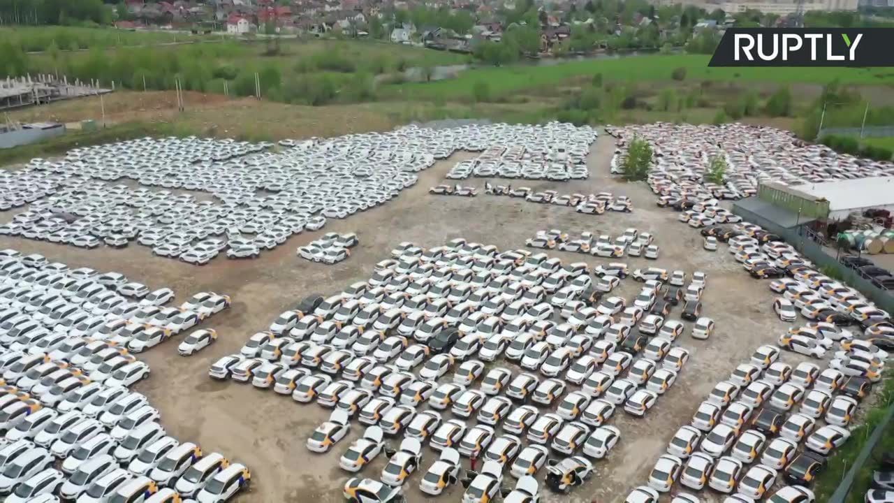 Auta na minuty zakazane w Rosji przez koronawirusa. Setki samochodów uziemionych na parkingach