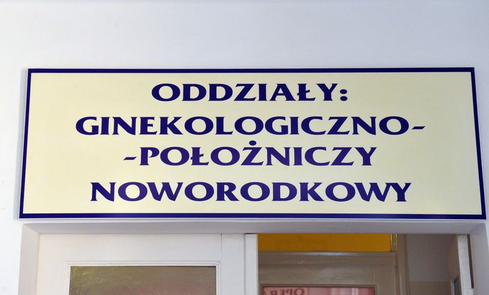 Porody rodzinne w czasie epidemii – możliwe za zgodą lekarza, osoba towarzysząca w masce