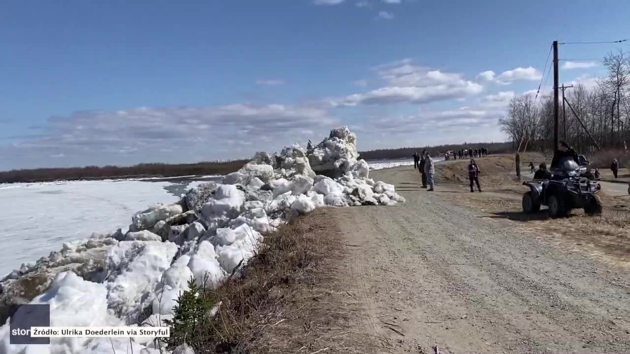 Widzowie obserwowali zator lodowy na rzece na Alasce. Kra wystąpiła z brzegu na drogę