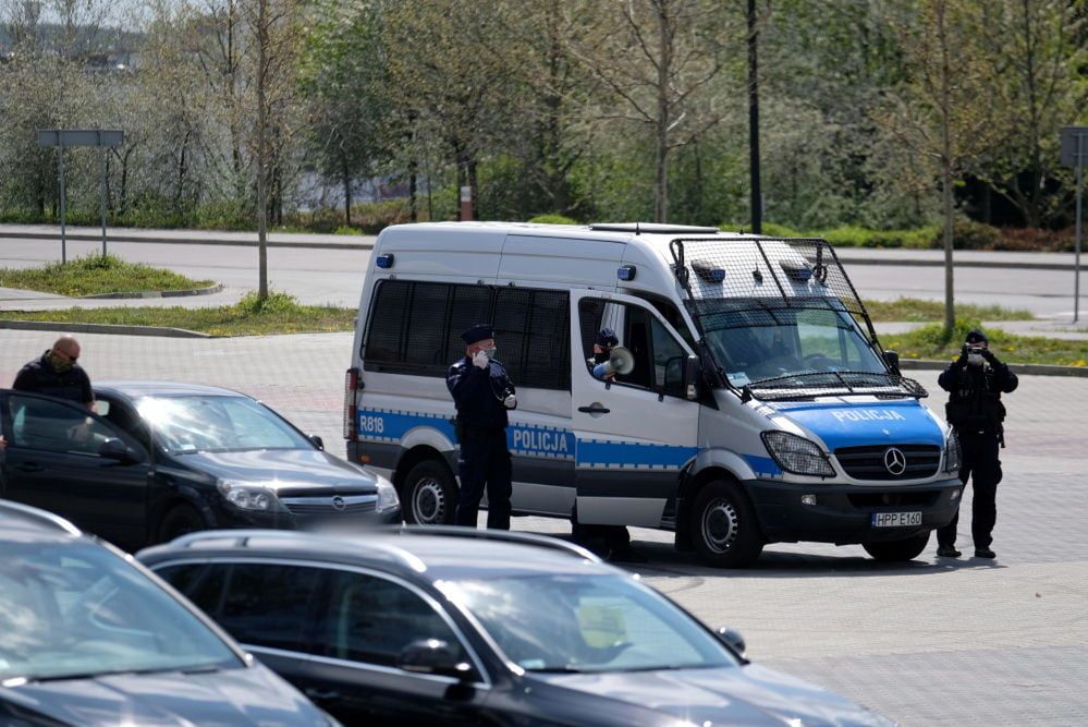 Ostatniej doby policjanci sprawdzili prawie 84 tys. osób na kwarantannie; 212 naruszeń