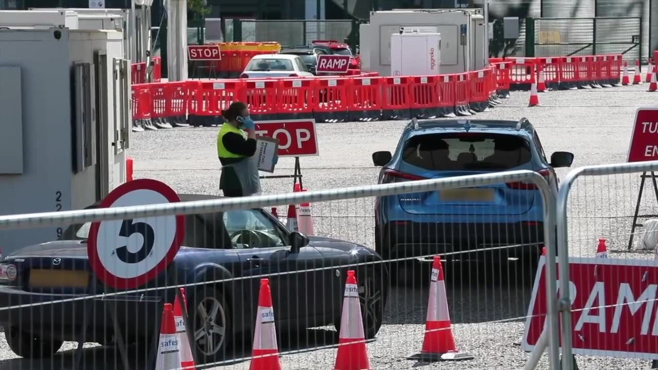 Sznur samochodów pod największym stadionem w Wielkiej Brytanii. Pod Twickenham Stadium powstał punkt drive-thru do testów na koronawirusa