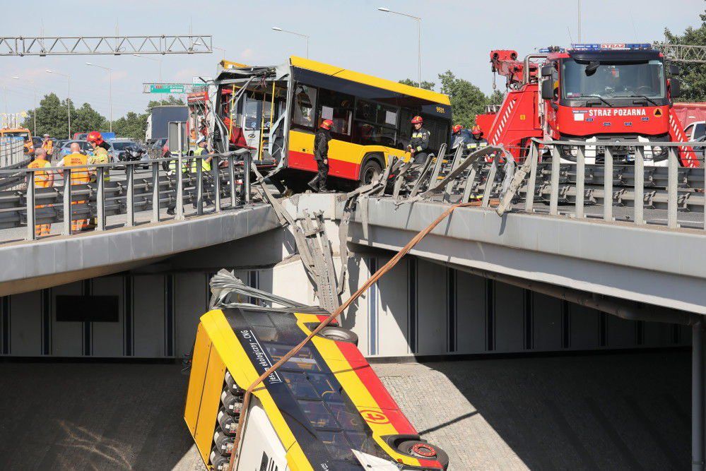 Nieoficjalne informacje: kierowca autobusu, który spadł z wiaduktu w Warszawie był pod wpływem narkotyków