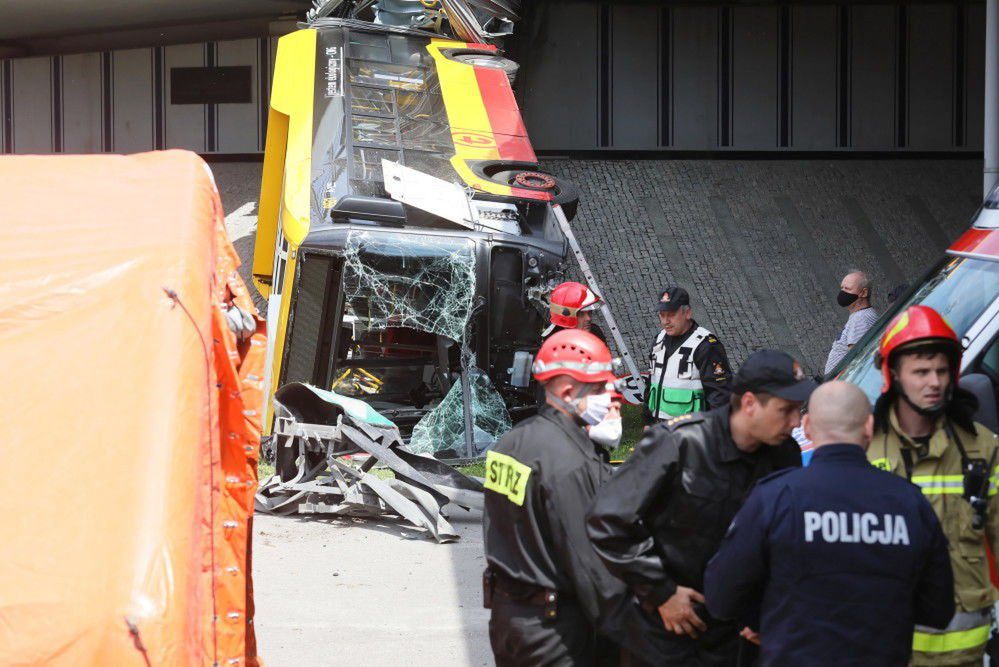 Warszawa: autobus spadł z wiaduktu, 20 osób poszkodowanych, są ofiary śmiertelne