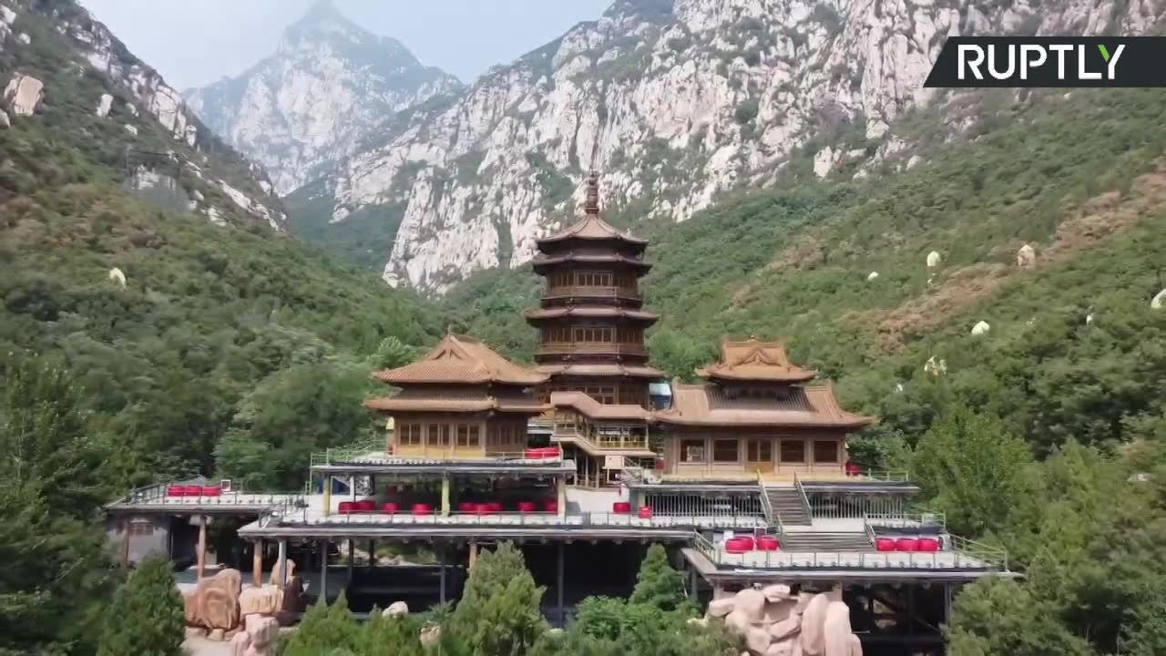 Kung Fu pomaga w dezynfekcji Klasztoru Szaolin. Świątynię odwiedza 70 proc. mniej gości niż przed pandemią