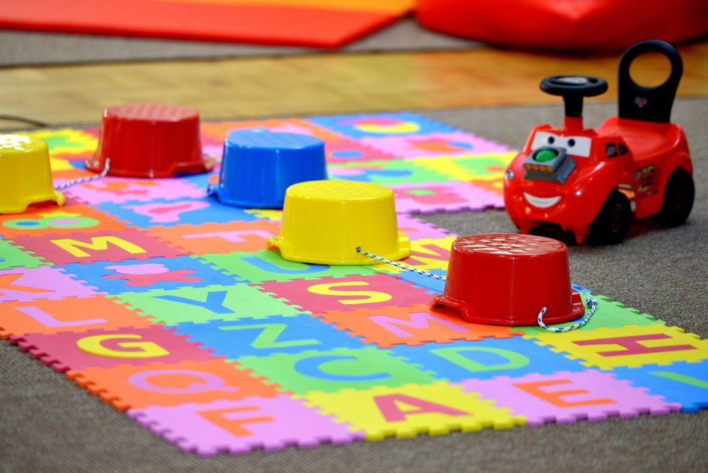 Siedmioro dzieci ze żłobka i ośmioro rodziców zakażonych koronawirusem