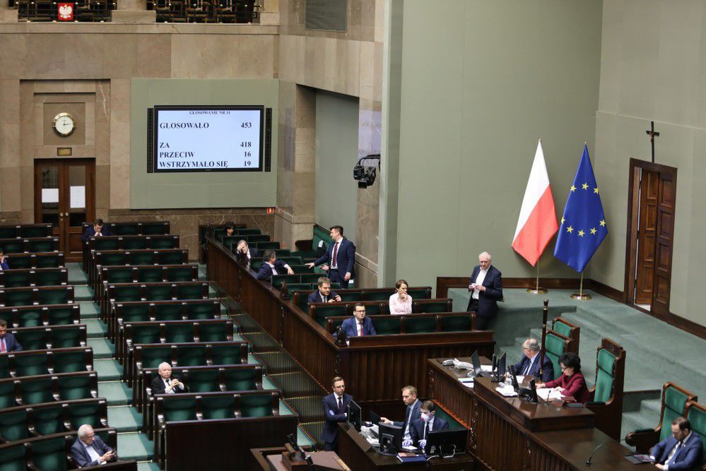 Sejm uchwalił ustawę wprowadzającą zmiany w 14 regulacjach, by skuteczniej walczyć z COVID-19