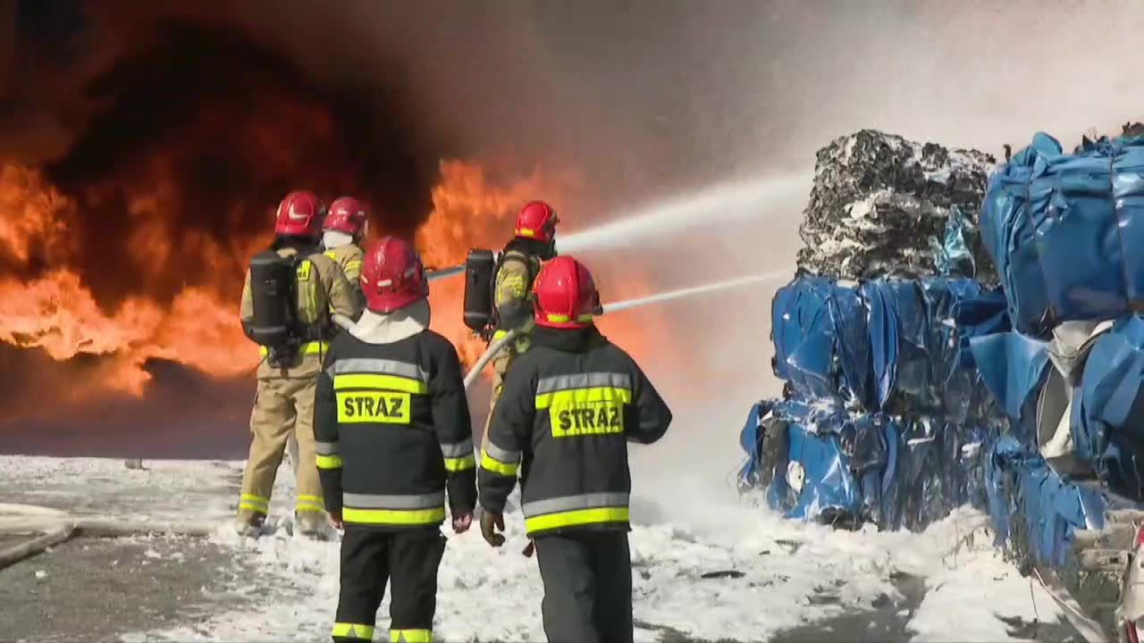 Pożar zakładu przetwórstwa plastiku pod Częstochową. Ogień gasi 12 zastępów straży