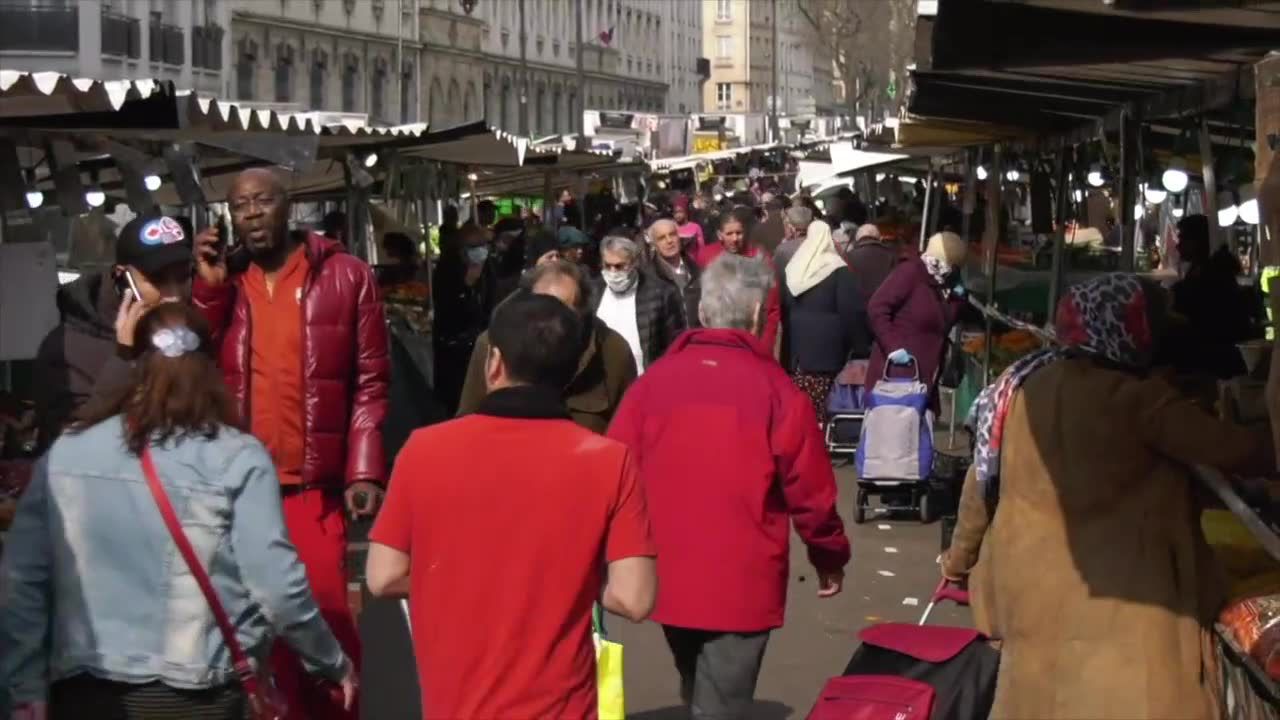 Tłumy na paryskim bazarze, pomimo ścisłej kwarantanny w całym kraju