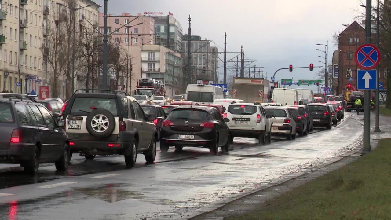 Polacy w obawie przed koronawirusem rezygnują z transportu publicznego