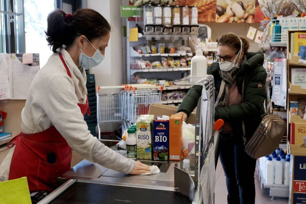 PIE o zakupach w czasie pandemii: makarony, papier toaletowy, a nawet broń znikają ze sklepów