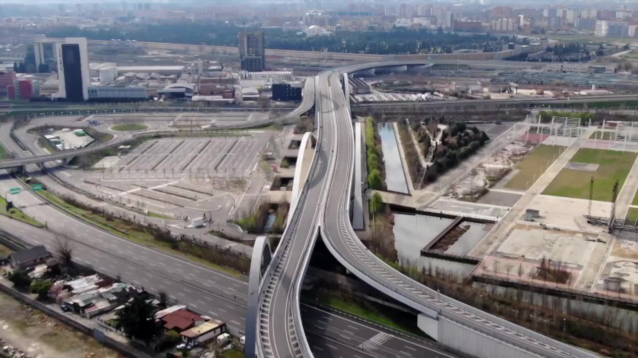 Ruchliwa zazwyczaj autostrada niemal opustoszała. We Włoszech ludzie starają się unikać wychodzenia z domu