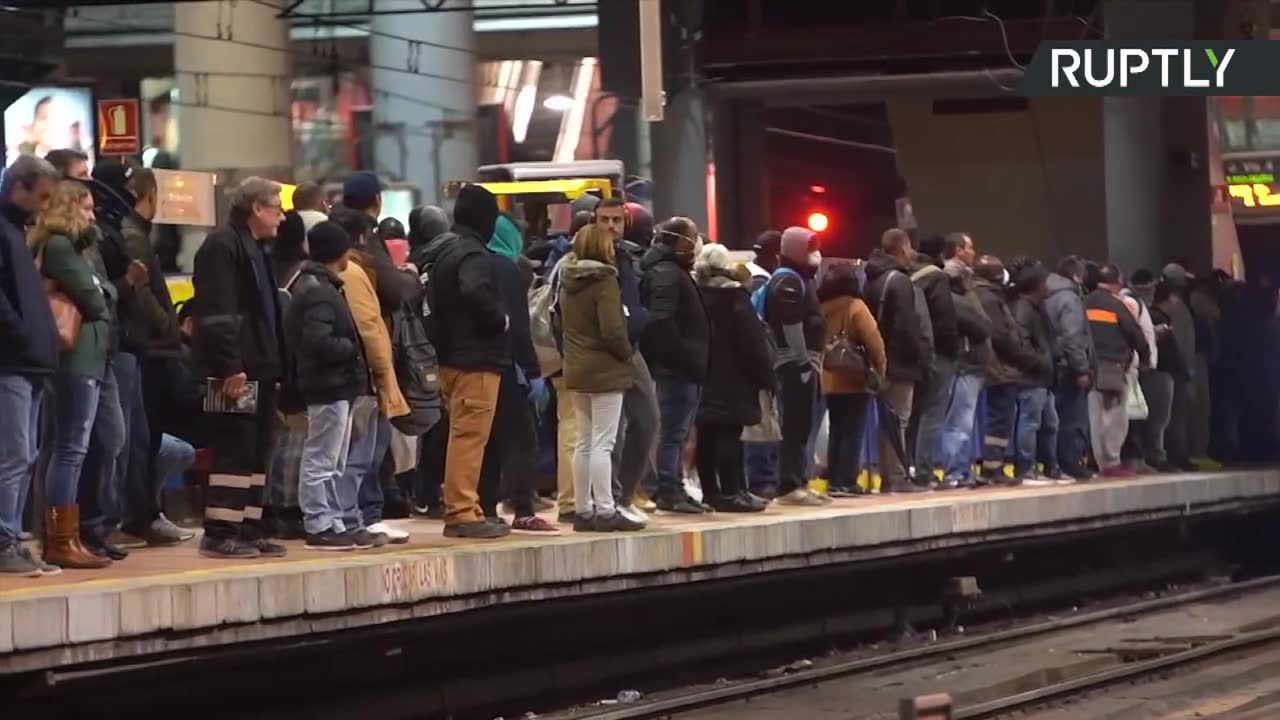 Tłok na madryckich stacjach kolejowych. Pomimo stanu wyjątkowego