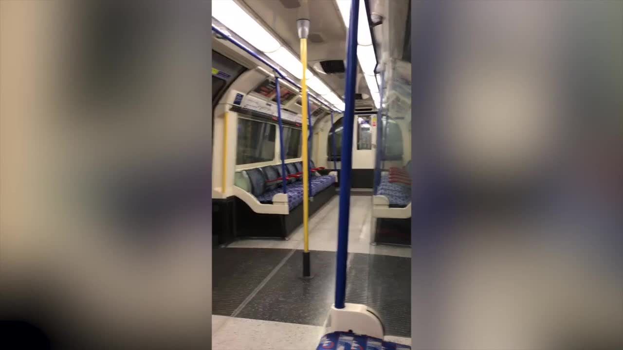 Pustki w londyńskim metrze w godzinach szczytu