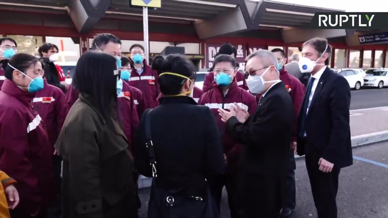 Chiny pomog�ą Włochom w walce z pandemią koronawirusa. Pierwsi lekarze dotarli do Mediolanu