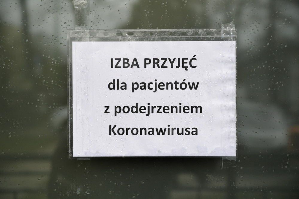 Strona pacjent.gov.pl obala mity o koronawirusie i wyjaśnia, czym jest COVID-19