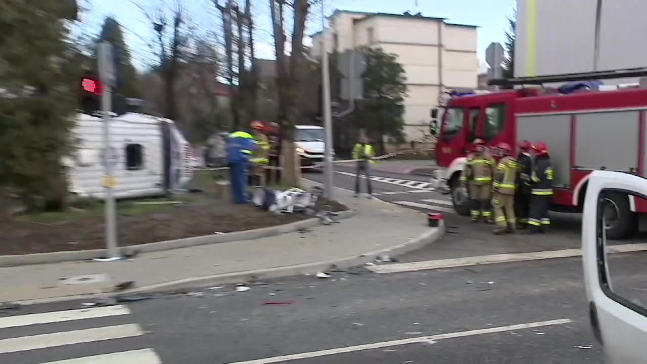 Sześć osób, w tym dwoje dzieci, zostało rannych po zderzeniu samochodu dostawczego z ambulansem w Bielsku-Białej