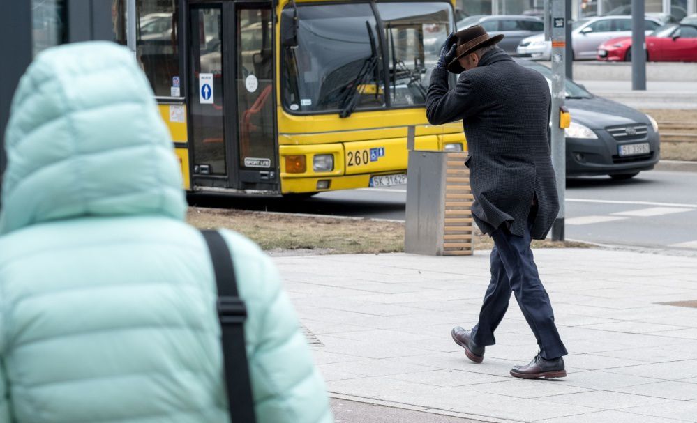 IMGW: uwaga na silny wiatr w całej Polsce