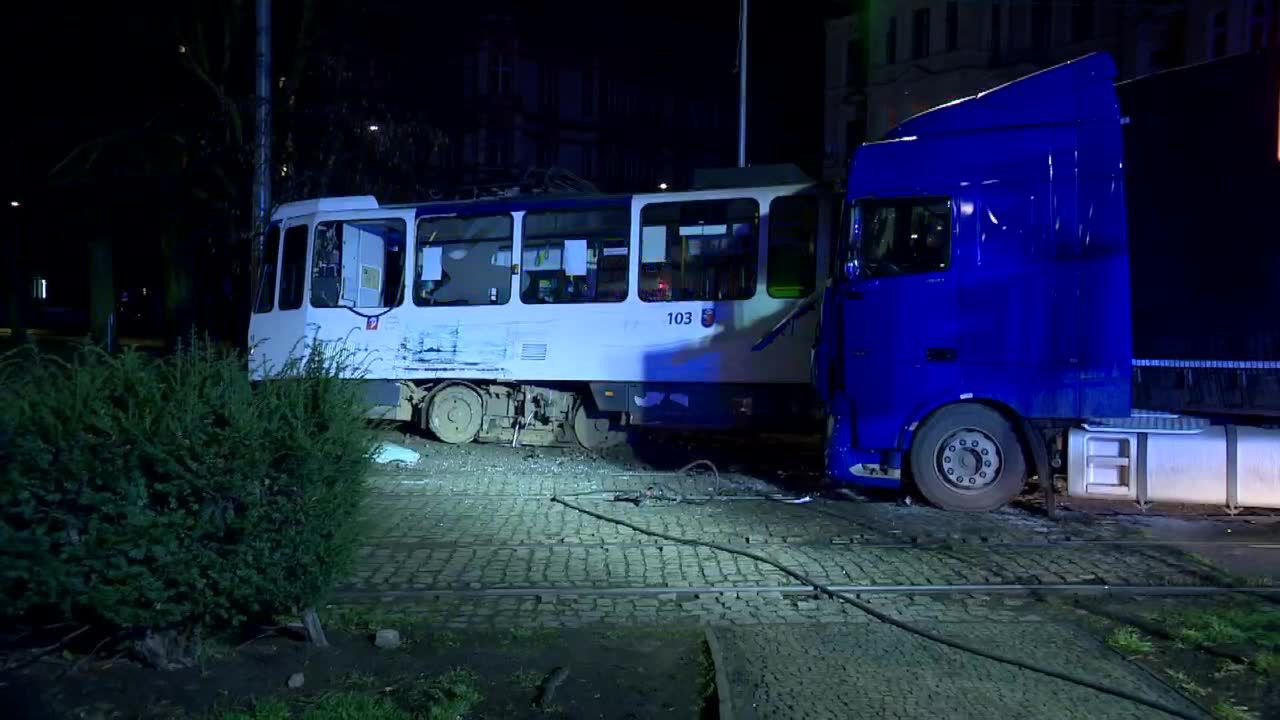 Tir zderzył się z tramwajem w centrum Szczecina.Trzy osoby zostały poszkodowane