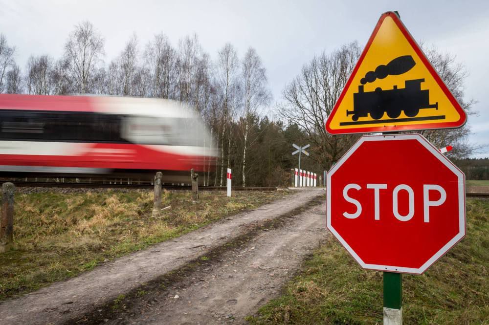 Dwie osoby nie żyją po zderzeniu lokomotywy z drezyną; utrudnienia w kursach PKP