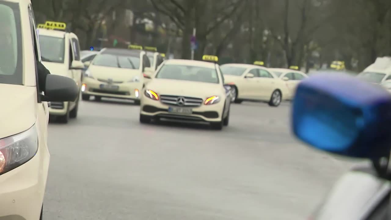 Berlińscy taksówkarze protestują. Ponad tysiąc osób chce wyciągania konsekwencji wobec kierowców Ubera i MyTaxi