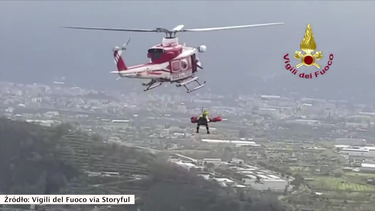 Wypadł z górskiej drogi. Kierowcę, który zawisł nad przepaścią ratowano za pomocą helikoptera