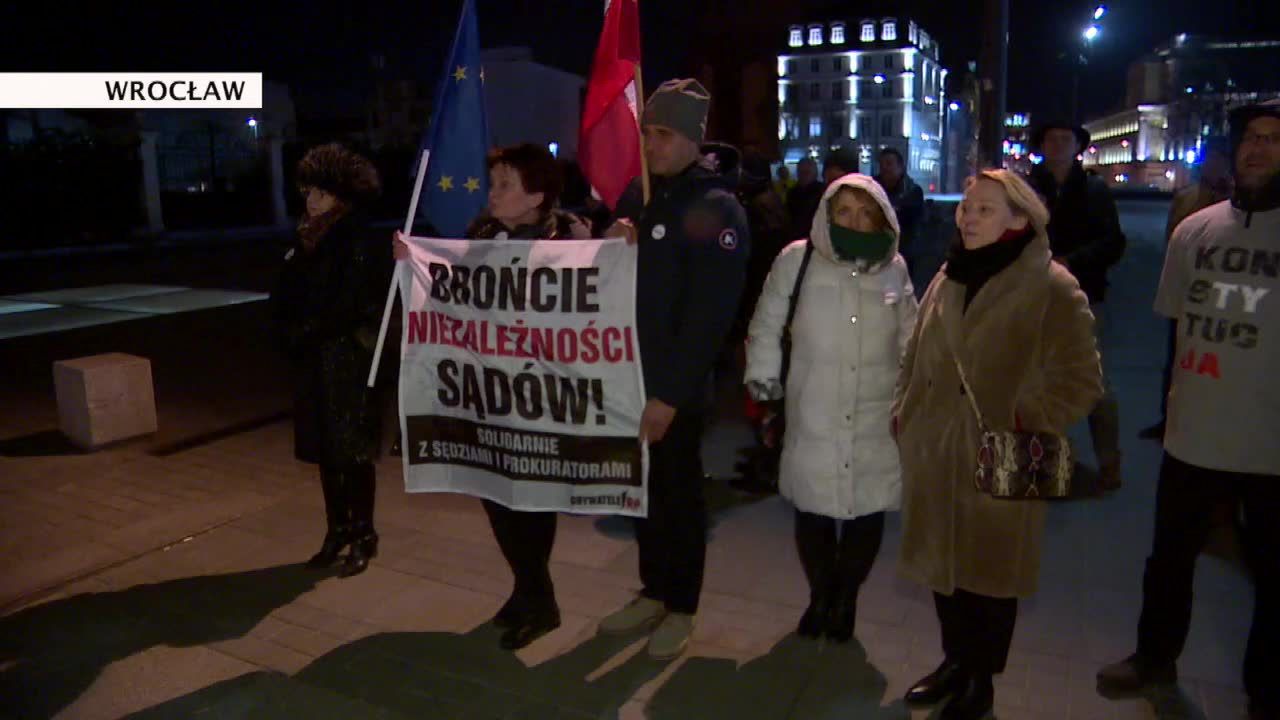 „Dziwię się młodym, że nie biorą udziału w protestach”. Demonstracje w obronie wymiaru sprawiedliwości w kilkunastu miastach